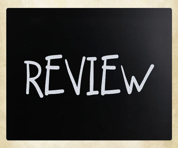 "Review "handskriven med vit krita på en svart tavla — Stockfoto