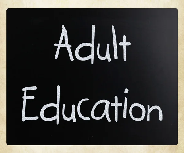 "Educación de Adultos "escrito a mano con tiza blanca en una pizarra — Foto de Stock