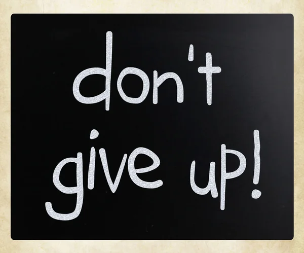 "Don 't give up "handgeschrieben mit weißer Kreide auf einer Tafel — Stockfoto