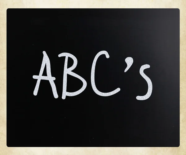"ABC ' handgeschreven met wit krijt op een Blackboard — Stockfoto