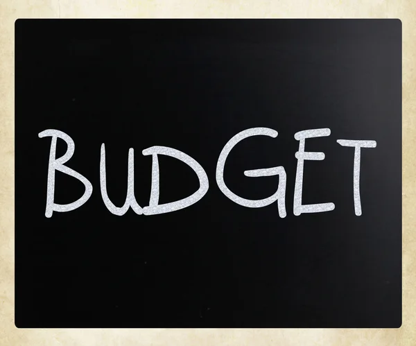 "Költségvetés "kézzel írott, fehér kréta egy táblára — Stock Fotó