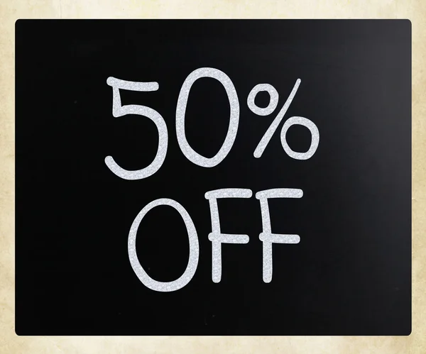 "50% di sconto "scritto a mano con gesso bianco su lavagna — Foto Stock