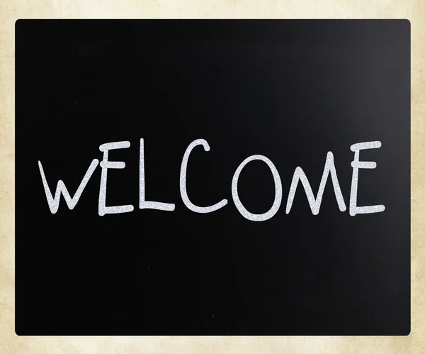"Welcome "handwritten with white chalk on a blackboard — стоковое фото