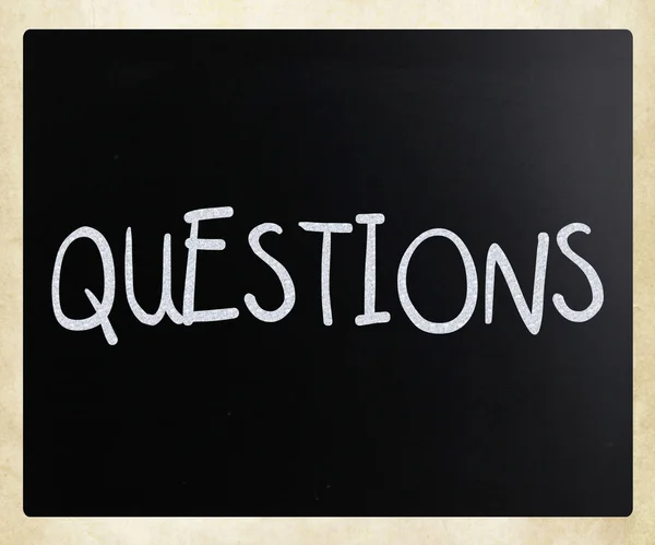 A szó "kérdések" kézzel írt a blackboar egy fehér kréta — Stock Fotó