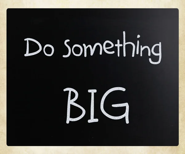 "Zrób coś wielkiego "odręczne z białą kredą na tablicy — Zdjęcie stockowe