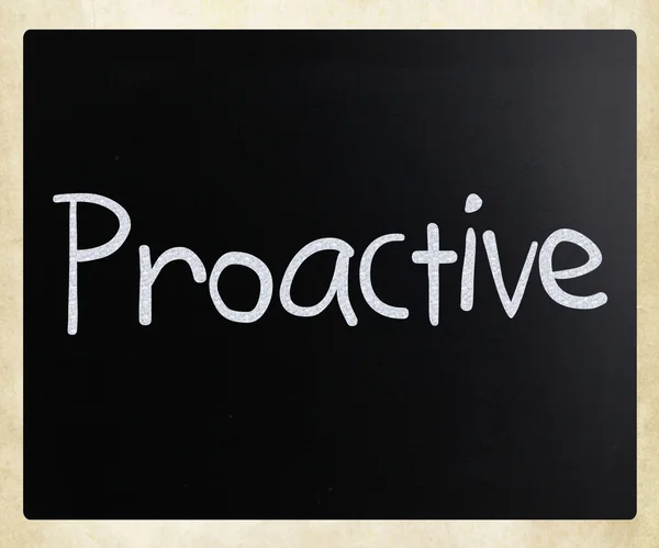A palavra 'Proactive' escrito à mão com giz branco em um javali — Fotografia de Stock