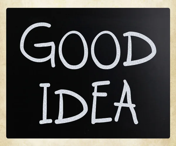 "bra idé "handskriven med vit krita på en svart tavla — Stockfoto