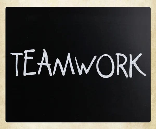 Le mot "travail d'équipe" écrit à la main avec de la craie blanche sur un tableau noir — Photo