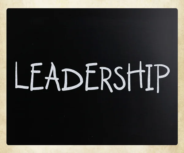Słowo "przywództwo" ręcznie z białą kredą na blackboa — Zdjęcie stockowe