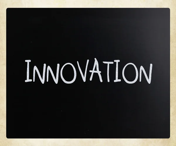 "Innovazione "scritto a mano con gesso bianco su lavagna — Foto Stock