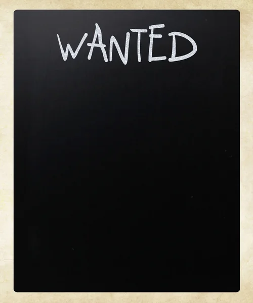 ""通缉"手写在黑板上用白色粉笔 — 图库照片
