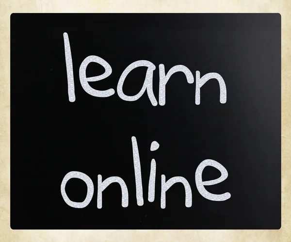 "Online öğrenin" bir kara tahta üzerinde beyaz tebeşir ile el yazısı — Stok fotoğraf