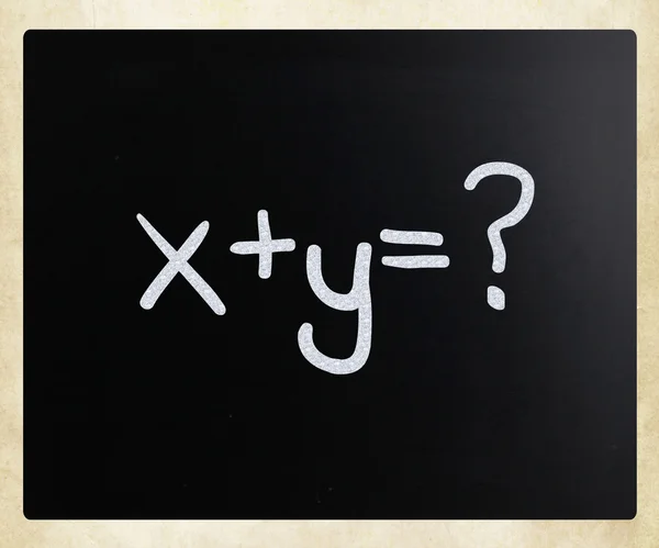 "x + y =? "χειρόγραφη με λευκή κιμωλία σε έναν μαυροπίνακα — Φωτογραφία Αρχείου