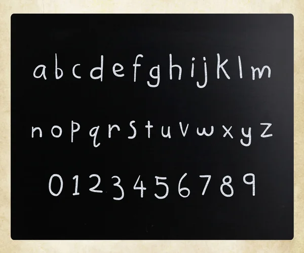 "Alfabet "odręczny z białą kredą na tablicy — Zdjęcie stockowe