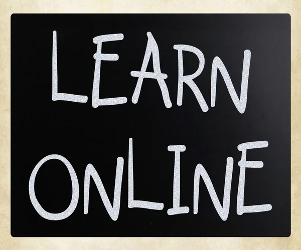 "在线学习"在黑板上用白色粉笔手写 — 图库照片