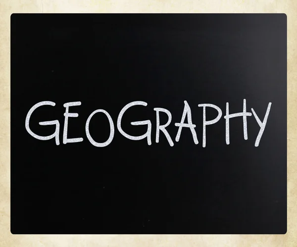 "Geografia "manuscrito com giz branco em um quadro-negro — Fotografia de Stock