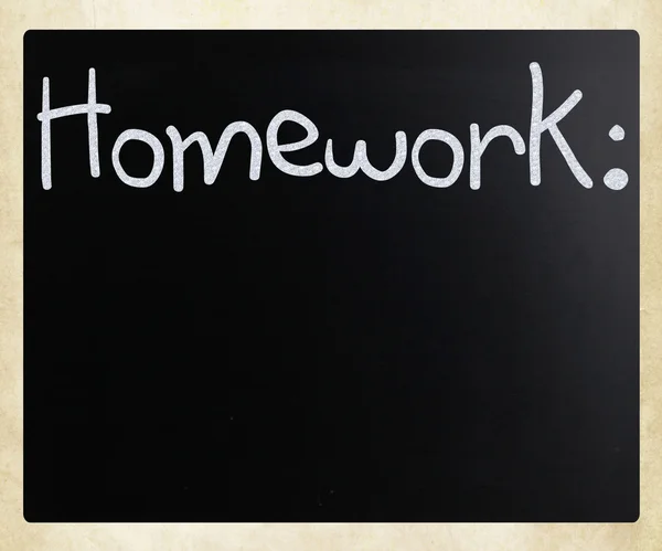 "Läxor "handskriven med vit krita på en svart tavla — Stockfoto