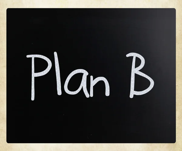 "План Б ", написанный от руки белым мелом на доске — стоковое фото