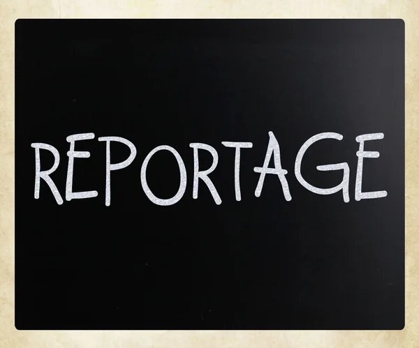"Reportage "handskriven med vit krita på en svart tavla — Stockfoto