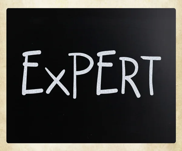 "Expert "handgeschreven met wit krijt op een Blackboard — Stockfoto