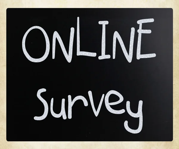 "Online-Umfrage "handgeschrieben mit weißer Kreide auf einer Tafel — Stockfoto