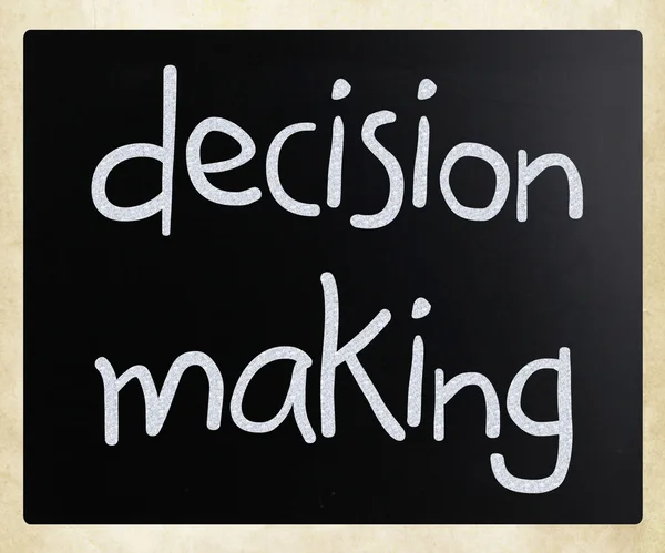 "Podejmowanie decyzji "odręczne z białą kredą na tablicy — Zdjęcie stockowe