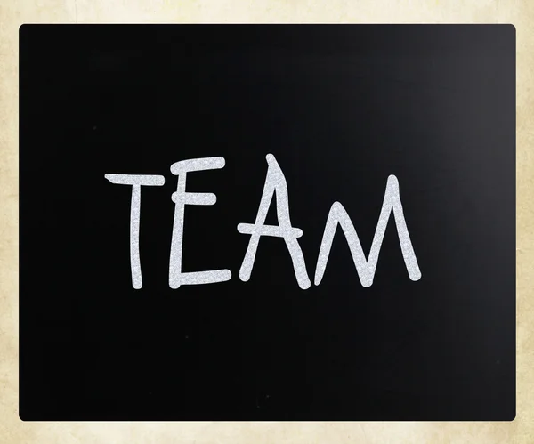 Ordet "team" handskrivna med vit krita på en svart tavla — Stockfoto