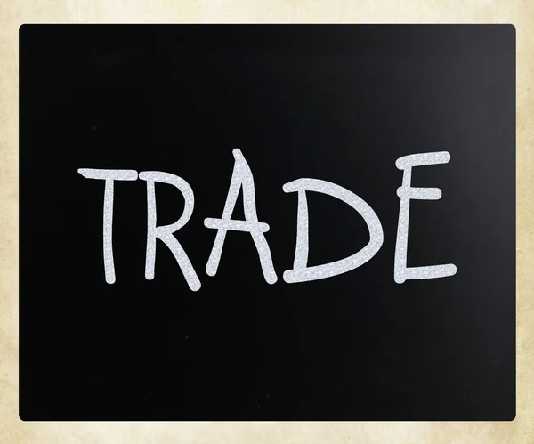 "Bir kara tahta üzerinde beyaz tebeşir ile el yazısı "ticaret — Stok fotoğraf