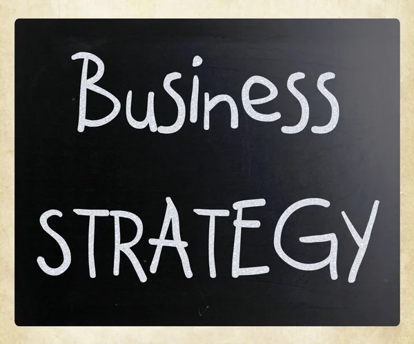 "Stratégie commerciale "écrit à la main avec de la craie blanche sur un tableau noir — Photo