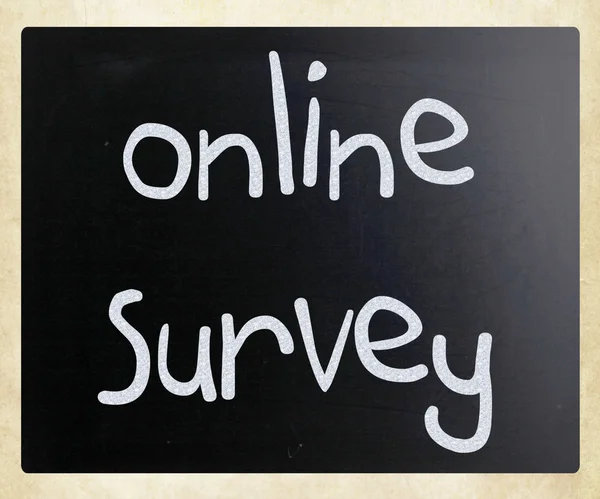 "Online Survey "handskriven med vit krita på en svart tavla — Stockfoto
