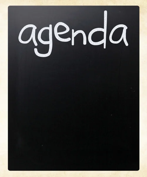 "Agenda "handskriven med vit krita på en svart tavla — Stockfoto