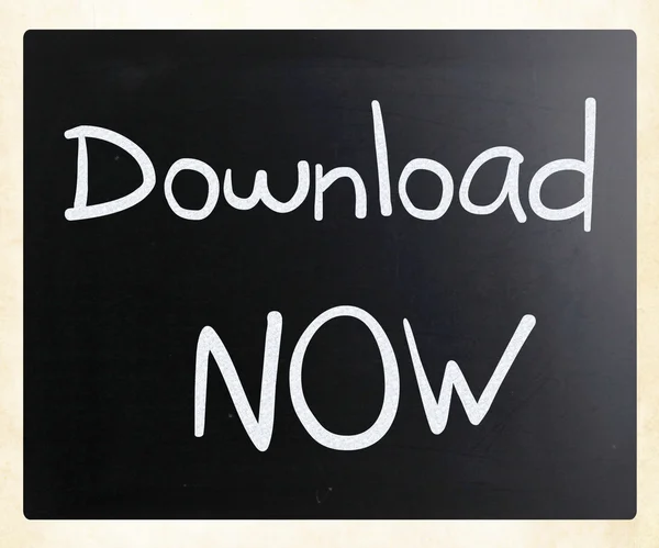 "Download now" handwritten with white chalk on a blackboard — Stock Photo, Image