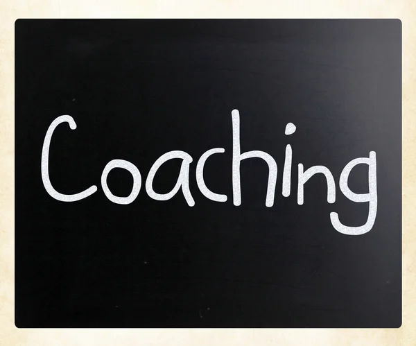 "Coaching "scritto a mano con gesso bianco su lavagna — Foto Stock