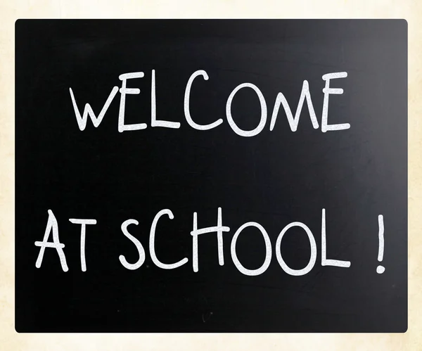 "Welkom op school "handgeschreven met wit krijt op een Blackboard — Stockfoto