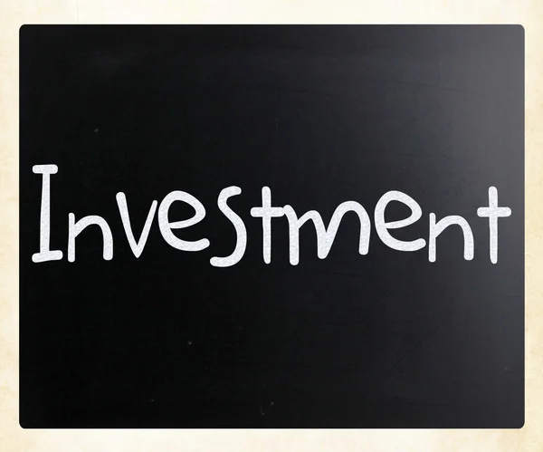 単語 '投資'、blackboa に白チョークで手書き — ストック写真
