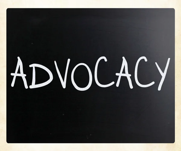 A palavra 'Advocacy' escrito à mão com giz branco em um quadro-negro — Fotografia de Stock