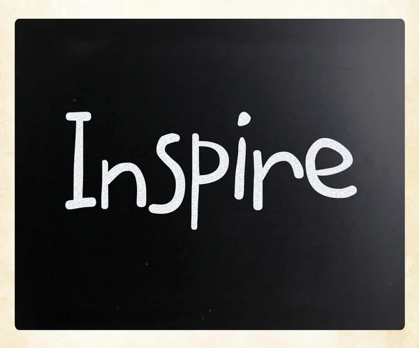 "INSPIRE "vlastnoručně" napsaná bílou křídou na tabuli — Stock fotografie