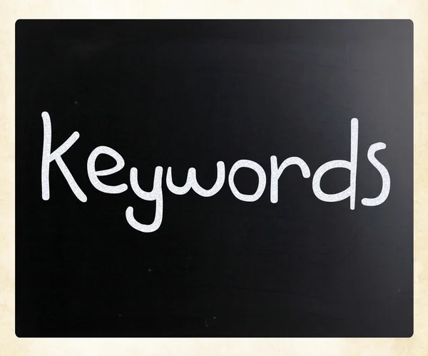 Ordet "nyckelord" handskrivna med vit krita på en svart tavla — Stockfoto