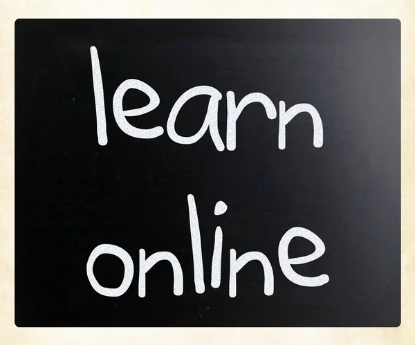 "Aprender en línea "escrito a mano con tiza blanca en una pizarra —  Fotos de Stock