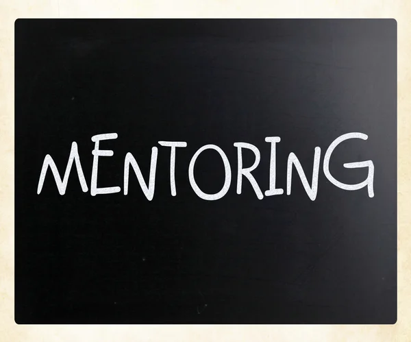 "Mentoring "scritto a mano con gesso bianco su lavagna — Foto Stock
