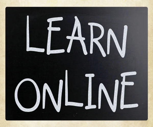 "黒板に白いチョークで手書きの「オンラインで学ぶ」 — ストック写真