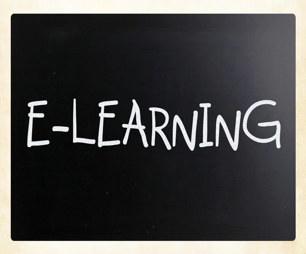 "E-Learning "handskriven med vit krita på en svart tavla — Stockfoto