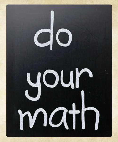 "Haga sus matemáticas "escrito a mano con tiza blanca en una pizarra — Foto de Stock