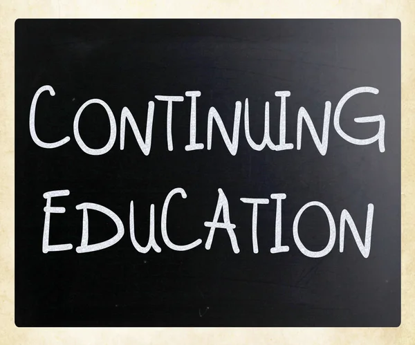 "继续教育"手写用白粉笔在黑博 — 图库照片
