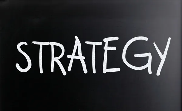 Ordet "strategi" på en svart tavla — Stockfoto