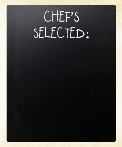 "Wybrane przez szefa kuchni "ręcznie z białą kredą na tablicy — Zdjęcie stockowe