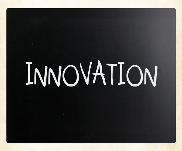 "Innovation "handgeschrieben mit weißer Kreide auf einer Tafel — Stockfoto