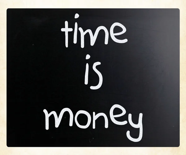"Ο χρόνος είναι χρήμα "χειρόγραφη με άσπρη κιμωλία σε έναν μαυροπίνακα — Φωτογραφία Αρχείου