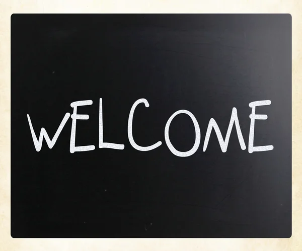 "Hoş geldiniz" bir tahta üzerinde beyaz tebeşir ile el yazısı — Stok fotoğraf