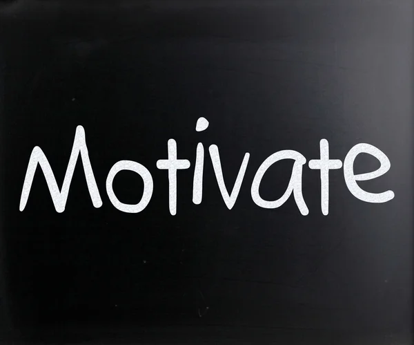 "Motivar "escrito a mano con tiza blanca en una pizarra —  Fotos de Stock